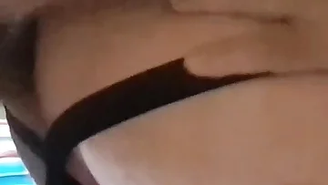 Acest cuplu de vârstă mijlocie merge fără prezervativ în timp ce își împing limitele anale la extrem. Se termină cu o creampie adâncă care arată conexiunea lor intensă.