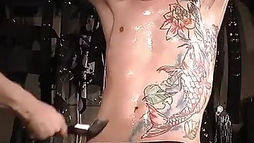Ce twink est prêt à être complètement ligoté et dominé par un partenaire expérimenté. Il sera conduit à l'extase absolue grâce à un chatouillement incessant et des jeux fétichistes qui explorent chaque centimètre de son corps mince et tatoué.