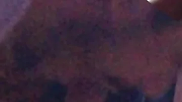 나는 완전 slut처럼 내 의붓형제의 거대한 라티노 자지를 딥 스로트하고 있습니다. 이 금기적인 아마추어 커플은 그가 내 입 안 깊숙이 사정하며 끝납니다.