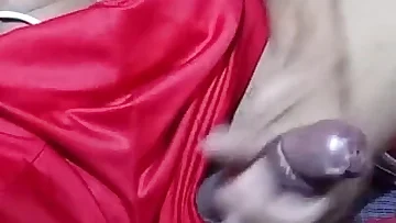 バージンの少年がためらいがちな好奇心で初めてのソロセッションを探求する。このアマチュアオナニーシーンは自己発見の瞬間の全てを捉えている。