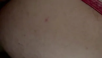Sto scopando il mio amico portoghese bareback e gli martello il culo stretto raw. Lo stiamo facendo come animali in questa sessione di sesso europea homemade.