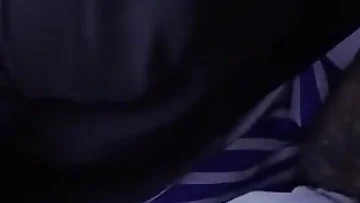 Oblékaný latino svalovec se honí, dokud nepráskne na své vlastní boty, vytvoří špinavý nepořádek. Má zabijácké tělo a nebojí se ušpinit.