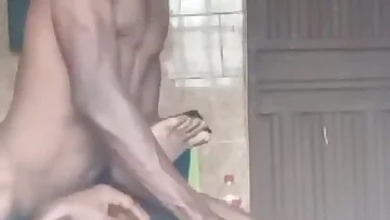 BBC itu sedang fucking kawan kolejnya secara raw dalam bilik hotel mereka dengan penuh passion. Amatur Nigeria ini melakukan bareback dengan kawan Afrika dalam adegan fetish yang panas ini.
