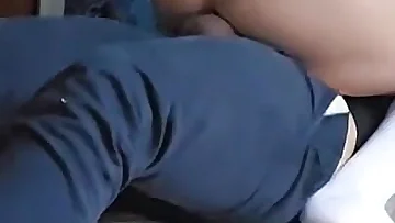 Seorang kawan Latino fuck pantat twink-nya dengan kasar dan mentah dalam pertemuan intens ini. Lelaki putih bertatu mengambil kote besar itu dalam pantat besarnya.