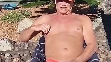 Incluso cuando no está de humor, este maduro australiano termina masturbándose afuera con obstinada determinación. Trabaja su polla con un anillo peneano hasta que finalmente se libera con un desahogo meón.