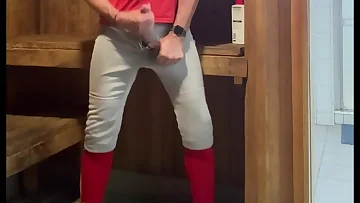 This sauna solo session ends with a massive Jewish load shooting everywhere. The dude with a big cock jerks off until he unleashes an enormous homemade cumshot.