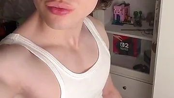 Este teen ousado masturba seu pau massivo com determinação implacável, construindo para um final explosivo. Ele trabalha aquele pau grande até finalmente explodir com um huge cumshot.