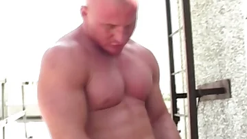 Esta foda sem camisinha no telhado entre vizinhos musculosos fica seriamente intensa. O boquete leva ao anal raw e um finale de gozada massiva.