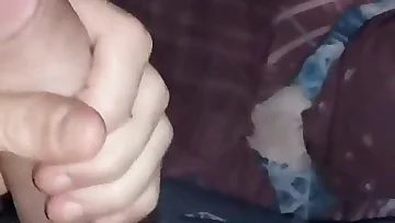 Silná noční erekce vede k vážně horké masturbační akci. Přesně ví, jak zacházet s tím velkým čurákem, když ho přepadne chuť.