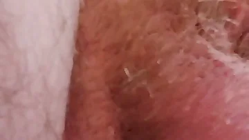 Ofisinde yalnız başına, bu olgun adam o ağır taşakları uzman elleriyle çalıştırıyor. Acıyan sikinden her damla zevki sağmaya tamamen odaklanmış durumda.