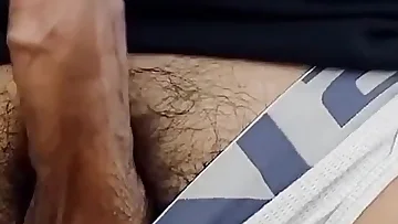 Estou encharcando minha roupa íntima com uma carga massiva para celebrar a fucking sexta. O pau grande desse gato asiático liberou uma gozada incrível em minhas roupas.