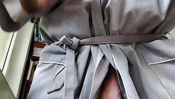 This mature pops flashes his big floppy cock while wearing nothing but a robe. The American solo performer shows off his average body in this homemade gay porn scene.