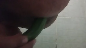 Bu Hintli oğlan sıkı deliğini tek başına esnetiyor. Solo anal oyunu sırasında açılma üzerine çalışıyor.
