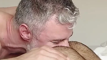 Dev bir sik derinden vururken kahvaltı için rimming yapılıyor ve throat-fuck ediliyor. Bu olgun adam, dildo oyunu ve sert mastürbasyonla yoğun anal aksiyonun tadını çıkarıyor.