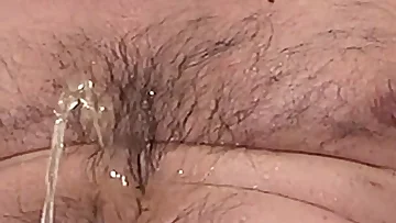 Este musculoso demuestra incontables técnicas creativas para masturbar su enorme pene bajo el agua corriente. Empapa absolutamente las paredes de la ducha con su explosiva corrida después de trabajar esa gruesa polla a la perfección.