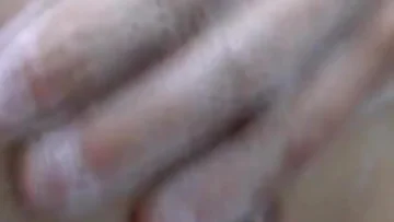 O sesiune de masturbare dimineață se termină cu un jet uriaș de spermă de la acest tip tânăr. Pula lui mare primește toată atenția în acest close-up solo din baie.