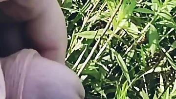 Pierwsze letnie cum na zewnątrz z nieobciętego fiuta Polaka w tej gorącej sesji solo. Ten hetero europejski amator spuszcza masywną porcję, która jest absolutnie kurwa idealna.