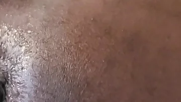 Ein warmer Cumshot pumpt mit explosiver hausgemachter Intensität heraus. Dieser solo schwarze Performer liefert eine massive Ladung in dieser intimen persönlichen Session.