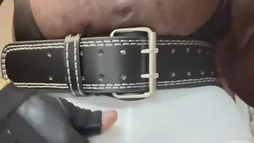 Ein schwarzer Muskeltyp geht ab und pumpt seine Titten mit einem Vibrator, bis sie geschwollen und empfindlich sind. Er jerk off solo, während diese gepumpten Nippel ihn verrückt machen.