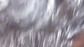 Lei fa quello che potrebbe essere il miglior pompino del mondo proprio qui. La sua bocca esperta lavora quel cazzo con una tecnica e una passione incredibili.