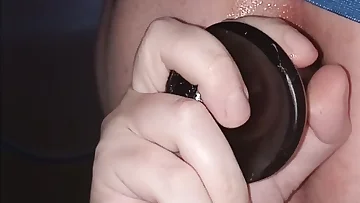Ich stopfe meinen Arsch mit diesem massiven BBC-Dildo, dehne mein Loch bis an seine absolute Grenze. Die Vibration macht mich verrückt, während ich jeden Zentimeter dieses riesigen Toys nehme.