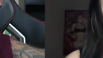 Pornstar-ul tatuat Aurora Skye își împărtășește o mărturie personală în acest show. Ea vorbește deschis în engleză despre experiențele sale din industrie.