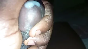 Un enorme cazzo ebano erutta con sborra spessa e calda in questo show amateur. Questa masturbazione solitaria termina con una sborrata incredibile che è assolutamente esplosiva.