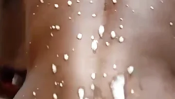 Một cặc đen khổng lồ creampie một cái đít chật bareback. Cú địt raw không để lại gì cho trí tưởng tượng.