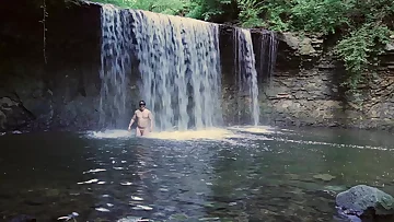 This muscular hunk blows his huge load outdoors. His explosive cumshot is absolutely fucking incredible.