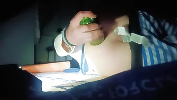 Fingrar det tighta twinkhålet hårt innan det stretchas brett öppet med en dildo. Denna magra amatör får sin röv förstörd i denna anala solosession.