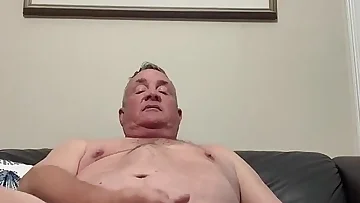 이 성숙한 곰이 대량의 사정을 분출할 때까지 그의 인상적인 자지를 쳐주는 것을 지켜보라. 그는 어떻게 자신을 hard하게 쌓는지 정말 잘 안다.