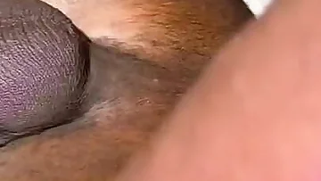 Straight Homies streiten sich und enden damit, sich in einem muskulösen interrassischen Gangbang zu ficken. Diese durchtrainierten Typen wechseln sich ab, um diesen großen Arsch zu bearbeiten, bis jeder an der Reihe ist.