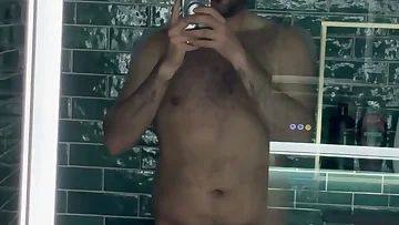 Mi sto facendo un po' di azione solitaria floppy proprio qui per te. Guardami mentre mi masturbo questo cazzo duro tutto da solo in questa scena homemade.