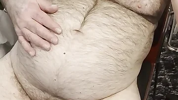 Hij blijft spelen met die gevoelige leraar tepels tot ze keihard zijn. Deze mature beer weet precies hoe hij zijn lichaam moet gebruiken voor maximaal genot.