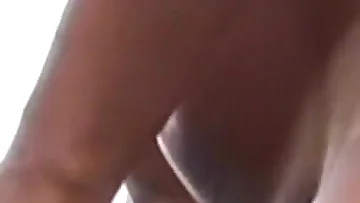 Un twink latino cavalca il grosso cazzo dell'amico bareback in un ambiente esterno. Il pornstar muscoloso gode di un'azione di blowjob mentre viene scopato con passione nella natura.