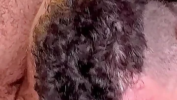 Questi hairy bears ci vanno bareback con passione implacabile in un incontro italiano bollente. Si succhiano e si scopano raw fino a quando non sono entrambi grondanti di sudore e sborra.