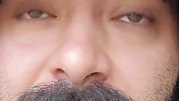 Essa ação solo acontece ao ar livre sob o céu aberto. Ele é amador e adora a liberdade de gozar fora.