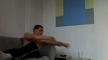 Antrenman sonrası azgınlığını bu kaslı atletle mastürbasyon yaparak gider. Devasa bir Avrupa cumshot'u salıverene kadar sikiyle oynuyor.