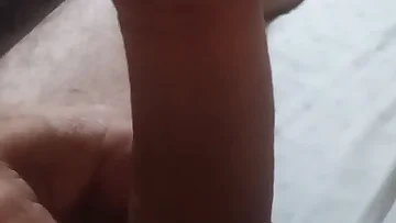 En argentinsk kille runkar ensam med rå intensitet och äkta amatör energi. Hans solo onanisesion visar äkta njutning och ohämmad självtillfredsställelse.