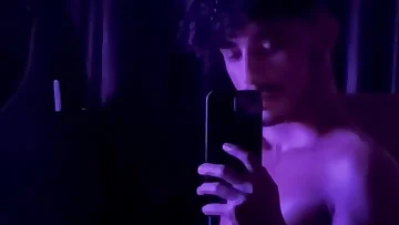 Ein Latino Twink spielt solo mit seinem Schwanz vor einem Spiegel. Dieses selbstgemachte Video zeigt jeden Winkel seines jungen, glatten Körpers.