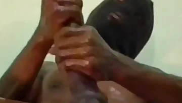 Siyah sik okşanıyor ve yağlanıyor, devasa bir patlama için. Bu Mzansi ev yapımı seans, etkileyici bazı Afrika mastürbasyon becerilerini sergiliyor.