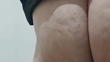 Questo femboy brasiliano mostra orgogliosamente il suo incredibile culo enorme in una performance solista. Mostra ogni curva del suo stupido culo con movimenti sensuali.