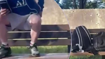 Amatör bir erkek parkta iddiayı kaybettikten sonra sikini açmak zorunda kalıyor. Bu kamuya açık aşağılama sahnesi genç erkeğin sadece spor ayakkabılarıyla paketini sergilemesini içeriyor.