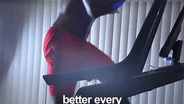Bu kaslı siyahi stud, spor salonunda sert penisine aralıksız mastürbasyon yapıyor. Amatör solo seansı, kendini tatmin ederken her kas detayını sergiliyor.