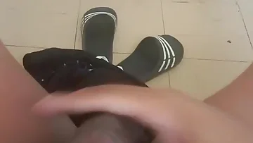 Un uomo botswano dotato offre un cumshot solitario homemade che ti farà impazzire. Il suo enorme BBC libera una carica incredibile in questa sessione privata.
